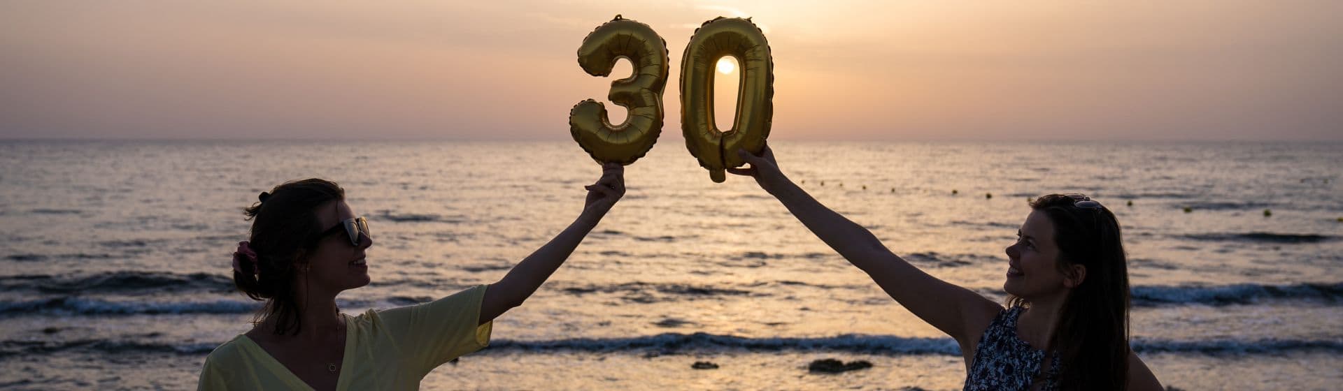 Zwei Frauen feiern 30 Geburtstag am Strand